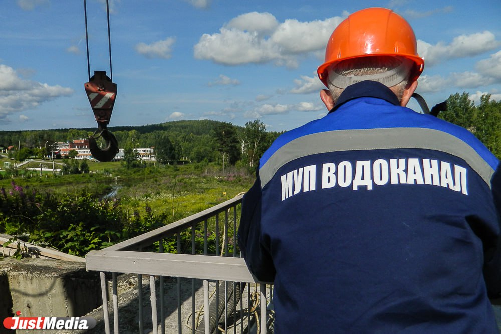 Решение по концессии ЕМУП «Водоканал» будет принято в 2025 году.   Об этом на форуме «Города России: локомотивы роста» заявил вице-мэр Екатеринбурга Владимир Гейко. Инициативу о переходе в концессию проявило руководство МУПа. Оно представило несколько вариантов, из которых рабочая группа в мэрии выбрала три. Сейчас они дорабатываются. Среди вариантов есть передача в концессию как отдельных объектов, так и всего комплекса в целом.   По словам Гейко, концессионное соглашение позволит привлечь дополнительные инвестиции для модернизации инфраструктуры и реализации прочих мероприятий.