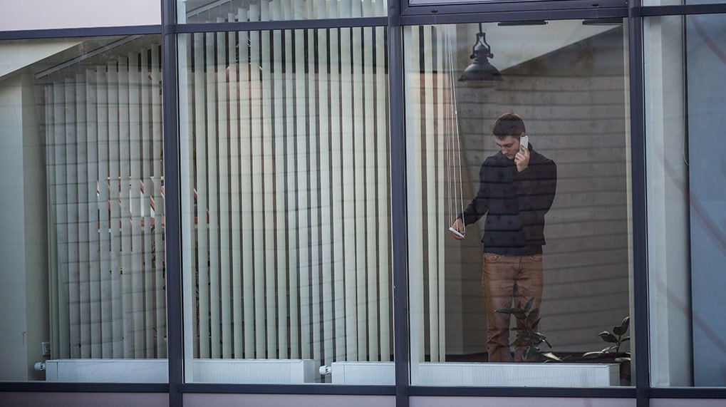 Ввод новых офисов в Петербурге в 2026 году может снизиться почти на четверть В Санкт Петербурге в 2026 г планируется ввод 100 000 кв м офисных площадей классов A и B в 13 зданиях следует из прогнозных данных консалтинговой компании NF Group Из них новое строительство представлено только двумя объектами Орими Центр 43 000 кв м в Выборгском районе и БЦ Locus 6966 кв м в Адмиралтейском районе Остальные объекты относятся к реконструкции По итогам 2025 г в Петербурге ввод новых офисных площадей составит 130 000 кв м в 11 зданиях Соответственно в 2026 г к уровню этого года он снизится на 23 1 В 2007 2020 гг в городе в среднем вводилось порядка 200 000 кв м офисов в год эта цифра которая нужна для здорового рынка его обновления Но с 2020 по 2025 гг возник дефицит на рынок выводится мало площадей отметила директор департамента офисной недвижимости NF Group в Санкт Петербурге Регина Волошенко добавив что на протяжении последних пяти лет средний объем ввода офисов составляет порядка 130 000 кв м в год На фоне относительно небольших объемов ввода которые наблюдаются на протяжении последних пяти лет вакансия остается на низком уровне В следующем году она не превысит 5 прогнозируют в компании Подробнее в материале на нашем сайте Евгений Разумный Ведомости Подпишитесь на Ведомости Северо Запад