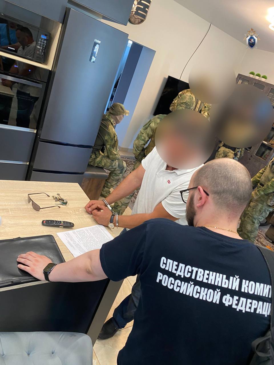 Семь жителей Самарской области обвинили в совершении преступлений в составе банды «Сиротинские» По версии следствия, фигуранты в разное время вошли в состав ОПГ, действующей в Тольятти с середины 90-х годов до настоящего времени под руководством ее лидера Игоря Сиротенко. Некоторые из них неоднократно привлекались к уголовной ответственности и были осуждены за соучастие в преступлениях. В 2004 году обвиняемые, действуя в составе «Сиротинских», совершили убийство лидера другой банды и покушение на убийство его охранника, а в 2010 году - покушение на убийство известного журналиста и ведущего Самарской области. Все семеро участников банды задержаны и заключены под стражу. В их домах провели обыски, изъяли оружие и предметы, доказывающие их причастность к преступлениям. Также обвинение в ближайшее время будет заочно предъявлено находящимся в международном розыске тольяттинским бандитам Игорю Сиротенко и Игорю Шинкаренко.