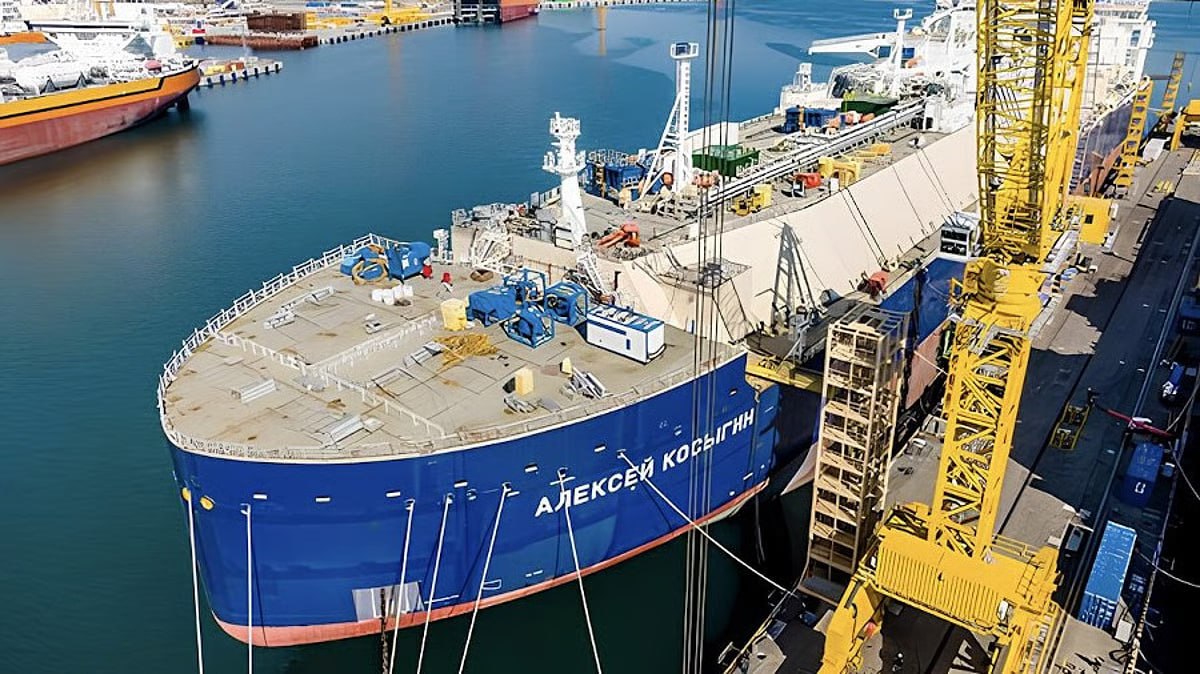Газовоз Алексей Косыгин вошёл в строй Судостроительный комплекс Звезда передал Совкомфлоту первый построенный в России танкер газовоз СПГ Алексей Косыгин головное судно новой серии для проекта Арктик СПГ 2 Весной у газовоза возникли проблемы с ходовыми испытаниями но за год их удалось решить Судно класса Arc7 рассчитано на работу в тяжёлых арктических условиях и способно самостоятельно проходить лёд толщиной более 2 м Газовозы этой серии вмещают свыше 172 тыс кубометров СПГ длина судна порядка 300 м ширина почти 49 м дедвейт около 81 тыс тонн Всего Звезда должна была построить 15 вымпелов причём первые пять планировалось передать заказчику ещё в 2023 году но затем сроки сдвинулись вправо из за санкций Сейчас речь идёт о передаче заказчику ещё двух газовозов в следующем году Выпуск собственного коммерческого флота новость однозначно хорошая учитывая как НОВАТЭК страдает от нехватки газовозов Правда пока скорость строительства оставляет желать лучшего   Нефтебаза