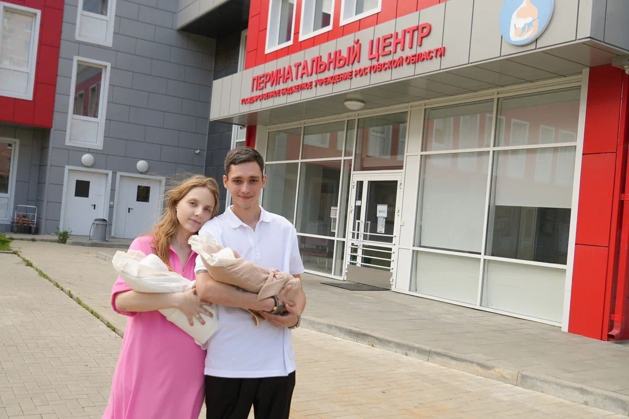 В Ростове по адресу ул. Мадояна, 32, начал работу новый корпус областного перинатального центра, сообщает правительство региона.  Здесь размещены приёмное и родовое отделения  восемь индивидуальных родильных залов , операционный блок, отделения патологии беременности  35 коек  и новорождённых, включая недоношенных детей  30 коек, 2-й этап выхаживания , а также акушерское послеродовое отделение, отделения анестезиологии и реанимации, реанимации и интенсивной терапии для новорождённых, консультативно-диагностическое отделение и клинико-диагностическая лаборатория.  Новый корпус будет принимать беременных из Железнодорожного и Октябрьского районов Ростова, а также из других районов города и области — при наличии показаний и при принадлежности к группам акушерского риска.  Фото: правительство региона    Подписаться   Прислать новость