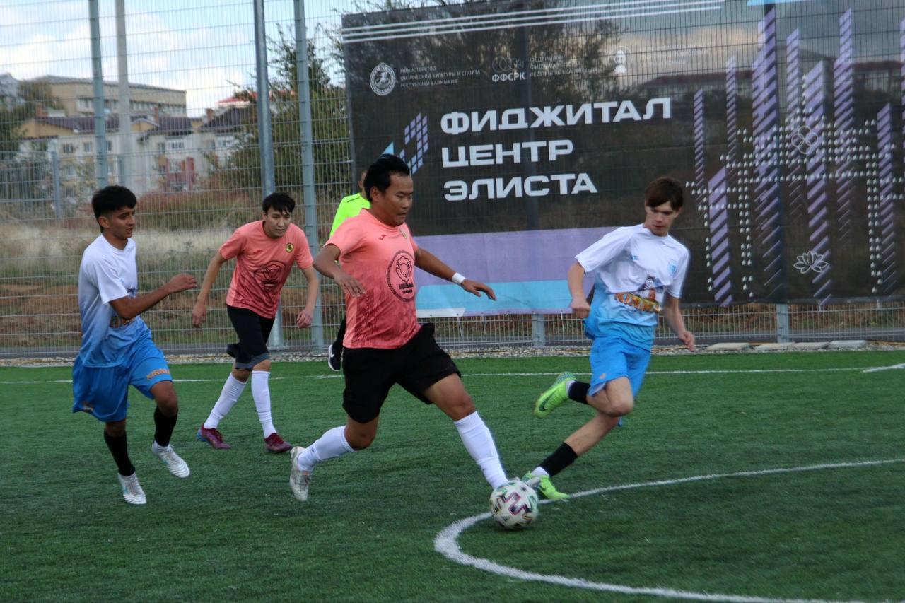 Сегодня в Минспорте провел встречу с главой Республики Калмыкия Бату Хасиковым Калмыкия спортивный регион который идет в ногу со временем Здесь развиваются инновационные виды спорта действует региональная федерация спортивного программирования В рамках федерального проекта Бизнес спринт Я выбираю спорт в прошлом году в Элисте построен фиджитал центр В октябре здесь с успехом состоялся первый в истории Кубок России по футбольному двоеборью Обсудили с Бату Сергеевичем развитие спортивной инфраструктуры в Республике В рамках федерального проекта Развитие физической культуры и массового спорта с 2025 по 2027 год запланированы строительство физкультурно оздоровительных комплексов в селах Троицкое и Малые Дербеты городе Лагань и поселке Яшкуль капитальный ремонт республиканской спортивной школы олимпийского резерва по борьбе им Т Л Балдашинова в Элисте С 2026 года Калмыкия примет участие в федеральной программе Земский тренер В бюджете Республики уже определена своя часть финансирования которая пойдет на предоставление компенсационных выплат специалистам планирующим переезд в сельскую местность Глава Калмыкии как председатель Высшего наблюдательного совета Федерации кикбоксинга России рассказал о возвращении наших атлетов на международную арену Сборная России впервые за четыре года приняла участие под своим флагом в Кубке мира по кикбоксингу в сентябре в Минске где заняла второе место в общекомандном зачете завоевав 45 золотых 26 серебряных и 20 бронзовых медалей