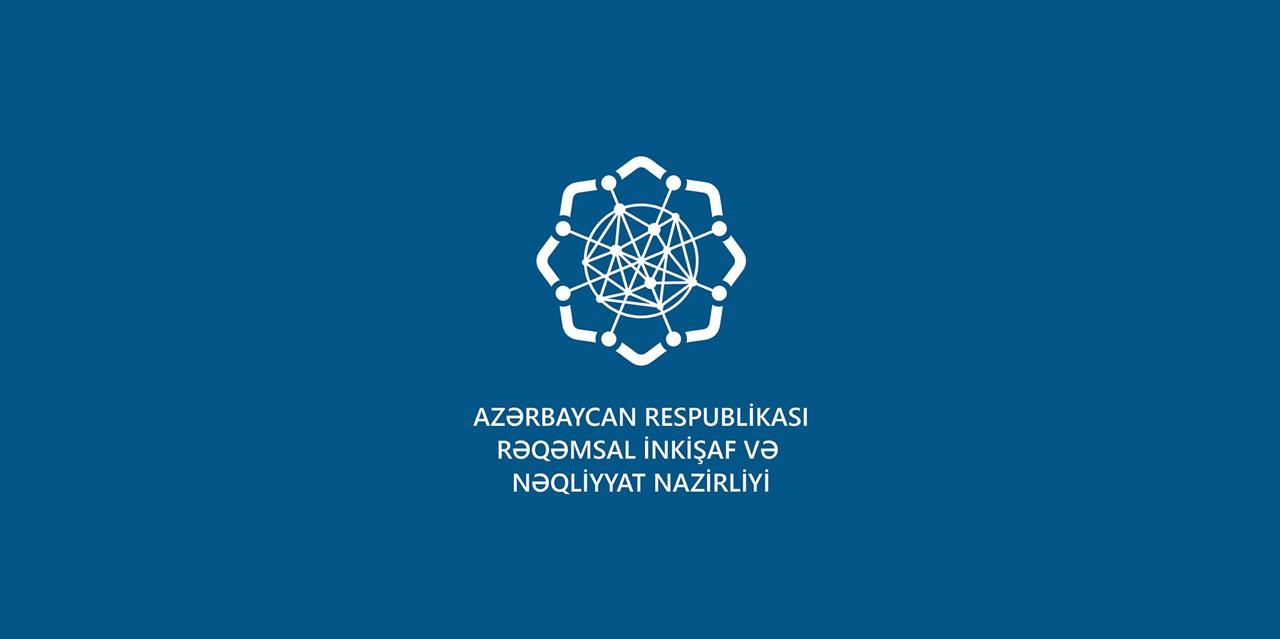 Министерство цифрового развития и транспорта Азербайджана В условиях когда возникла необходимость в обеспечении более качественного обслуживания в общественном транспорте для поддержания устойчивости пассажирских перевозок и достижения целей поставленных в Государственной программе было принято решение о регулировании тарифов и утверждены новые расценки  тариф на проезд в метро 60 гяпиков за одну поездку  минимальный тариф на регулярных внутригородских внутрирайонных междупоселковых и пригородных автобусных маршрутах отвечающих современным требованиям и работающих исключительно по безналичным платёжным инструментам в зависимости от расстояния тарифы различаются 60 гяпиков  Эти тарифы вступят в силу с 1 октября 2025 года Новые тарифы будут применяться в автобусных маршрутах действующих в административных границах города Баку пригородах и между поселками где оплата проезда осуществляется только по безналичным инструментам а автобусы работают на электричестве или сжатом природном газе CNG На первом этапе изменения затронут около 30 существующей маршрутной сети столицы соответствующей указанным требованиям На маршрутах не отвечающих критериям тарифы останутся прежними Тарифное изменение также распространится на регулярные автобусные маршруты действующие между Баку и Сумгайытом Баку и Абшероном Сумгайытом и Абшероном а также в других городах и районах Оно будет применяться к автобусам работающим на электричестве CNG или дизельном топливе если они произведены после 1 января 2025 года Регулирование тарифов окажет положительное влияние на повышение финансовой устойчивости перевозчиков ускорение обновления автобусного парка в последующие годы ежегодно планируется приобретение и привлечение к перевозкам около 400 новых автобусов обеспечение удобства безналичных платежей для населения стимулирование использования экологически чистых автобусов и повышение прозрачности в сфере пассажирских перевозок Кроме того будет стимулироваться переход перевозчиков на безналичные системы оплаты что создаст основу для формирования технических возможностей применения дифференцированных тарифов в сфере пассажирских перевозок caliber az official