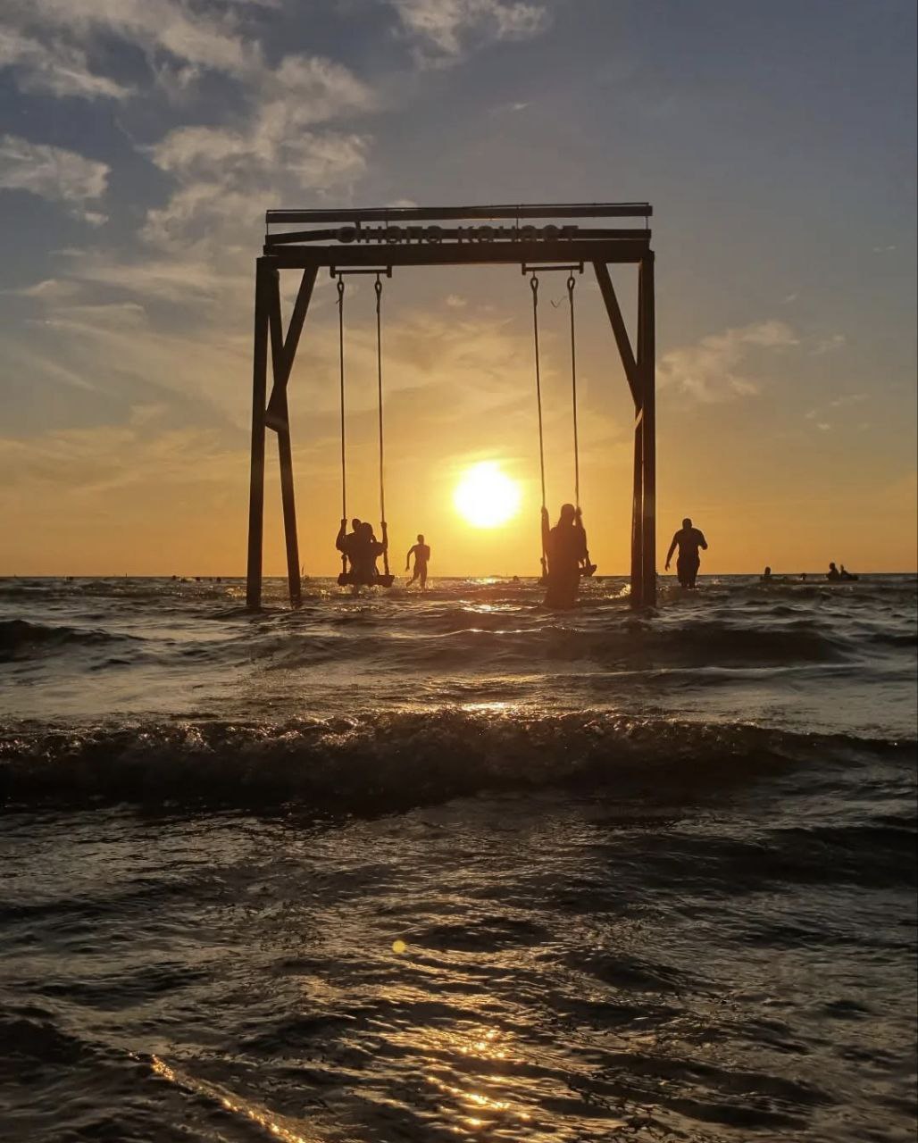 Анапа потеряла около 1 миллиарда рублей из за разлива мазута и резкого падения турпотока в 2025 году По данным Российского союза туриндустрии число отдыхающих сократилось примерно на 60 Наиболее пострадали направления связанные с последствиями экологического инцидента Эксперты считают что туристический бизнес города оказался на грани выживания Правительство предоставило отсрочку по налогам до конца 2025 года но по мнению специалистов поддержки потребуется больше и на более длительный срок до 2027 года Без расширенной господдержки восстановление будет затяжным Югополис Прислать фото или видео