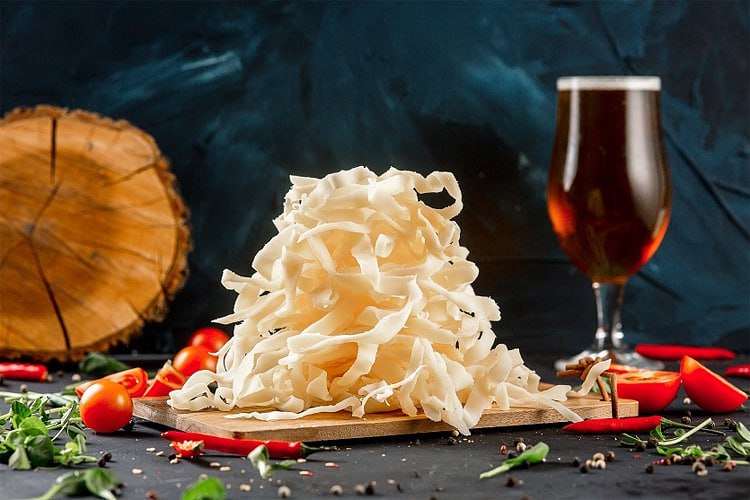 Исследование россияне стали реже закусывать пиво сушёным кальмаром и сухариками Из всех популярных закусок они стали единственными чьи продажи в январе октябре просели по сравнению с прошлым годом Спрос на сушёного кальмара снизился на 22 хотя средняя цена выросла на 4 и составила 209 рублей Гренки и сухарики подорожали до 72 и 64 рублей соответственно на 14 и 6 выше показателей прошлого года Спрос на гренки увеличился на 15 а на сухарики напротив снизился на 8 подсчитали аналитики сервиса Атол Результаты исследования публикует РИА Новости Подписаться на Говорит Москва Telegram VK MAX