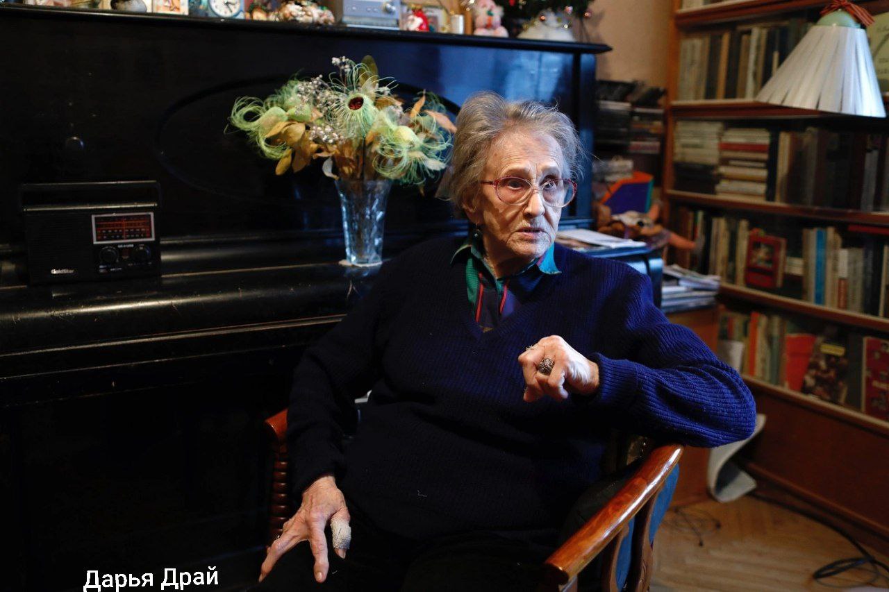 Умерла 104 летняя блокадница Нина Георгиевна Сахарнова Она стала известна благодаря блогу в TikTok Женщина находилась в больницах с 11 ноября подозрение на воспаление легких Как рассказывает внучка ей сняли отек но Нина Георгиевна уже просто устала Она попросила чтобы ей дали спокойно умереть И после этого отключилась После ее перевели в реанимацию Нам надо это пережить поделилась с Фонтанкой Вероника Колдина В Госпитале для ветеранов войн она около недели провела в реанимации 25 ноября у Нины Георгиевны был день рождения который она встретила едва приходя в себя Родственники планируют организовать открытое прощание с ней Предварительно оно состоится в среду 3 декабря в крематории на Шафировском 12 Фонтанка брала интервью у Нины Георгиевны Она рассказывала о своей жизни общении с подписчиками в интернете и о личном опыте в годы войны fontankaspb