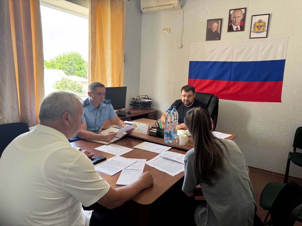 Прокурор Скадовского района провел выездной прием граждан, проживающих в отдаленных населенных пунктах Голопристанского муниципального округа  Накануне прокурор Скадовского района Херсонской области Роман Гичкин провел выездной прием граждан, проживающих в с. Круглоозерка и с. Бехтеры Голопристанского муниципального округа.   Всего обратились пятеро граждан с вопросами о назначении пенсионных выплат, оформления права собственности на объекты недвижимости, получения гражданства Российской Федерации, обеспечения ненадлежащего качества питьевой воды и организации досуга детей.   Кроме того, к Роману Гичкину обратилась супруга участника специальной военной операции по вопросу оказания содействия в благоустройстве придомовой территории и обеспечения углем.   В ходе личного приема от всех граждан, обратившихся на личный прием, приняты письменные заявления.   По каждому обращению прокуратурой района организованы надзорные мероприятия, по результатам которых при наличии оснований будет принят исчерпывающий комплекс мер прокурорского реагирования, направленных на восстановление прав граждан.   Также к прокурору района обратились два предпринимателя по вопросам соблюдения законодательства о ценообразовании в части соблюдения предельного уровня цен на социально-значимые товары первой необходимости.   Предпринимателям даны подробные разъяснения действующего законодательства, а также им объявлены предостережения о недопустимости превышения цен на социально-значимые товары.   Наш сайт - Прокуратура Херсонской области