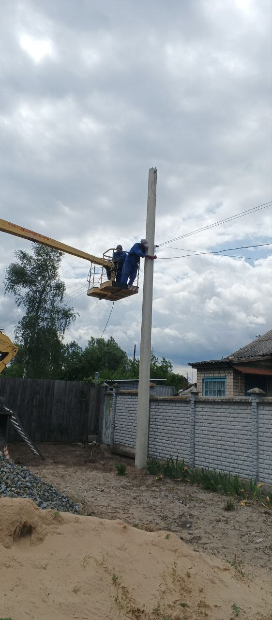 Работниками МБУ Центр "Благоустройство" проведена масштабная работа по востановлению сетей уличного освещения Старобельского муниципального округа. За первое полугодие 2025 года в ходе масштабных работ восстановлено 1,921 километр сетей уличного освещения и заменено 134 светильника. Для сравнения, за аналогичный период 2024 года было восстановлено всего 0,65 км линий и установлено 54 светильника. Работа по восстановлению и модернизации сетей уличного освещения — это один из ключевых аспектов благоустройства нашего округа. Светлые улицы — это залог безопасности каждого жителя. Хочу поблагодарить коллектив МБУ Центр "Благоустройство" за их труд и ответственный подход к делу. Глава муниципального округа муниципальное образование Старобельский муниципальный округ Луганской Народной Республики Владимир Чернев #БлагоустройствоСтаробельска #ОсвещениеГорода