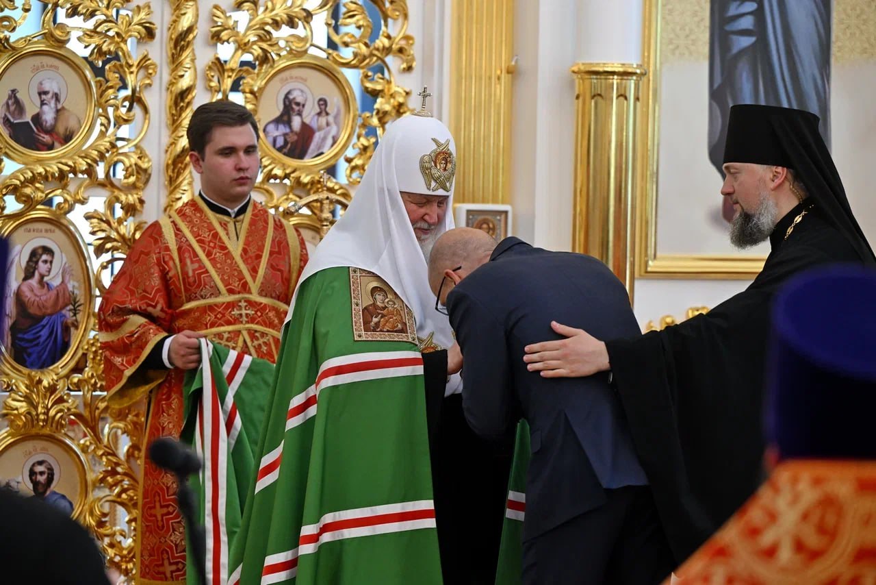 Дары патриарха: ордена и медали — благотворителям и образ святой Матроны Московской — собору. Патриарх Кирилл после литургии в Благовещенском соборе Воткинска наградил меценатов и благотворителей, которые внесли значительный вклад в восстановление собора, в том числе главу региона Александра Бречалова. Глава Удмуртии Александр Бречалов поддержал идею восстановления собора и присоединился к меценатам. Патриарх Московский и всея Руси Кирилл своим указом удостоил его Ордена Русской Православной Церкви благоверного князя Даниила Московского II степени. Орденом Русской Православной Церкви преподобного Серафима Саровского III степени награждены: генеральный директор, председатель правления «Россети» Андрей Рюмин, генеральный директор Воткинского завода Игорь Чурбанов и генеральный директор предприятия «Ува-молоко» Александр Емшанов, — сообщила пресс-служба главы и правительства Удмуртии. Патриаршие грамоты были вручены Андрею Илиопуло и председателю Банка ПСБ Петру Фрадкову. В дар храму патриарх передал образ святой Матроны Московской, а митрополиту Викторину подарил крест и панагию. -info