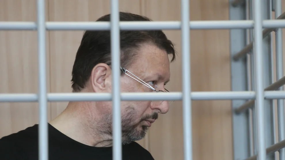 В Арзамасе прошли судебные прения по уголовному делу бывшего гендиректора Арзамасского приборостроительного завода АПЗ Олега Лавричева Он обвинен в особо крупной растрате и мошенничестве девятилетней давности связанных с отчуждением заводского имущества Прокуратура просила приговорить его к 12 годам заключения а обвиняемого вместе с ним бывшего юриста АПЗ Светлану Смирнову к условному сроку Олег Лавричев признавший вину в преступлениях уточнил что корыстного мотива у него не было он старался помочь выполняя наказы избирателей и решение совета директоров АПЗ Подсудимая Светлана Смирнова давшая показания на себя и Олега Лавричева полагает что срок давности по взысканию ущерба за мошенничество давно истек   Подробнее читайте на нашем сайте Фото Роман Яровицын Коммерсантъ Подписывайтесь на Ъ Приволжье