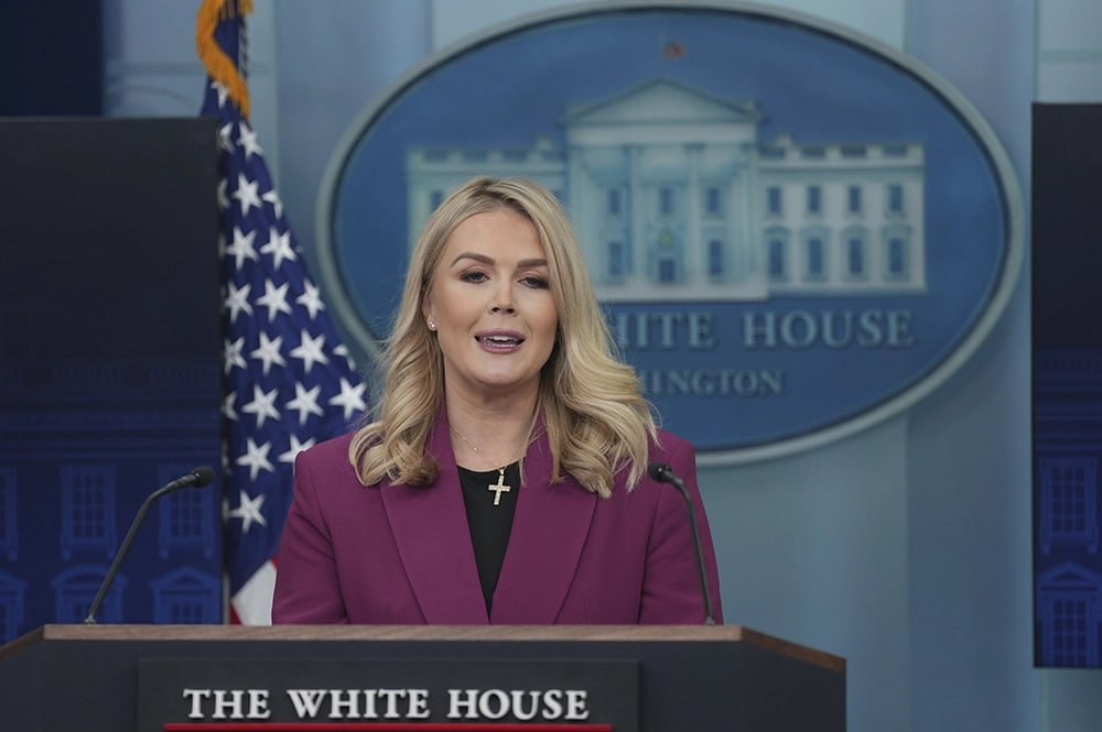 Силовики в США арестовали более 300 тысяч нелегалов в 2025 году, заявила пресс-секретарь Белого дома Каролин Левитт. В то же время число людей, подавших заявки на вступление в службу иммиграционного и таможенного контроля США ICE , достигло около 100 000, сообщило министерство внутренней безопасности страны. Число заявок в ICE достигло почти 100 тысяч с тех пор, как президент Трамп и министр Ноэм призвали патриотичных американцев защищать нашу родину.