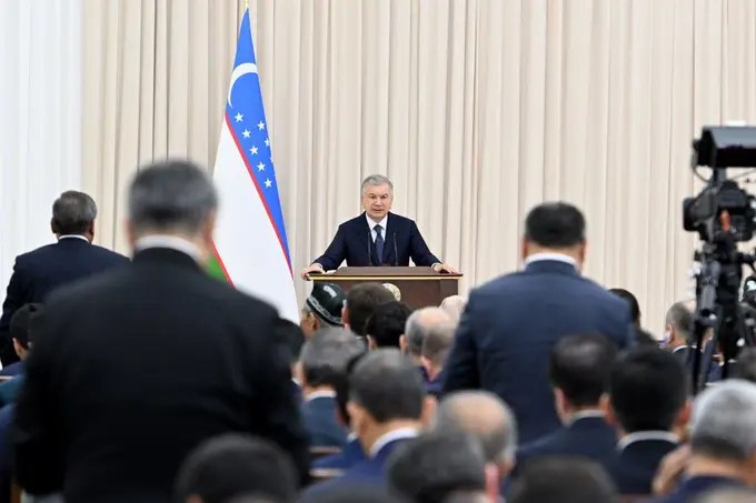 На совещании по развитию Андижанской области президент Узбекистана заявил о необходимости создать торговые и промышленные зоны в одном из приграничных районов с Кыргызстаном. Он также отметил недовольство жителей и перевозчиков большими заторами на посту «Дустлик».