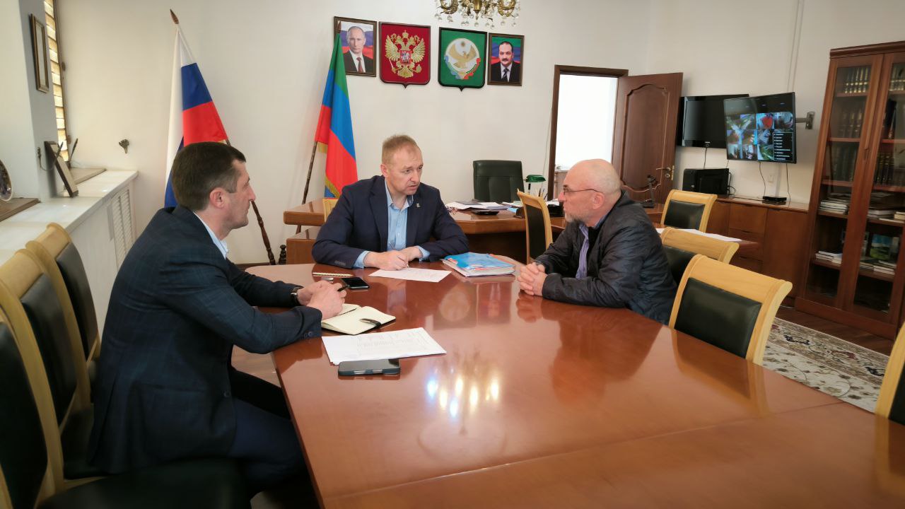 Руководитель Госжилинспекции РД обсудил проблему вывоза ТКО в Ахвахском районе Руководитель Госжилинспекции РД Сергей Касьянов провел прием граждан в Ахвахском районе, где основным вопросом стала проблема вывоза твердых коммунальных отходов ТКО . Житель района, сотрудник местной администрации, рассказал о стихийной свалке, образовавшейся из-за удаленности населенного пункта, отсутствия договора с единым оператором и спецтехники для вывоза мусора. В районе запланирована установка 73 контейнерных площадок, но для их обслуживания необходимы значительные средства. Администрация готова заключить договор, но предложенные тарифы пока высоки. Сергей Касьянов оперативно связался с руководством Роспотребнадзора, и было принято решение провести совместное совещание с участием Госжилинспекции, Роспотребнадзора и главы Ахвахского района для выработки конкретных мер. Кроме того, заявителю рекомендовано подать заявку в Минфин РД для получения средств на содержание контейнерных площадок в рамках софинансирования.