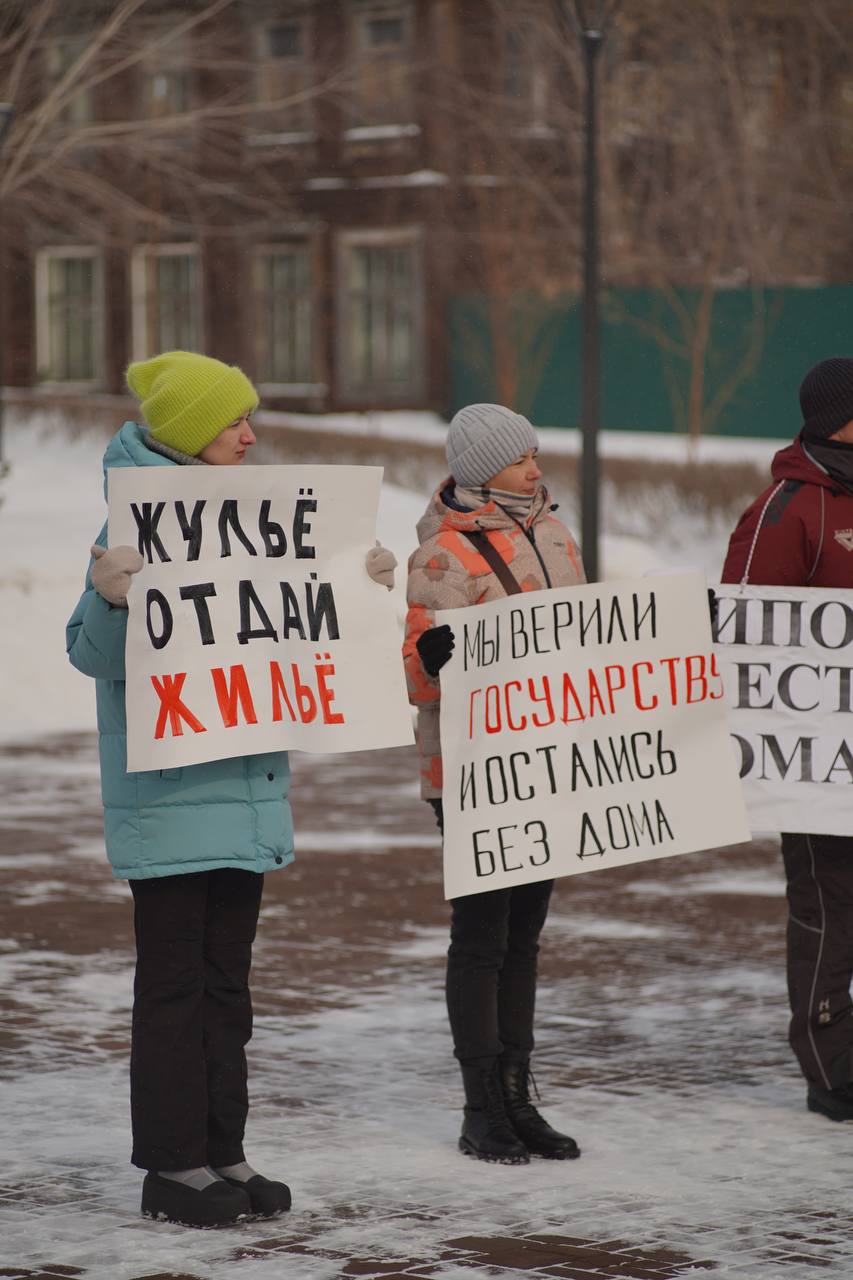 «Жулье, отдай жилье». В Барнауле прошел митинг пострадавших от действий руководства компании «Малоэтажная Сибирь». Они требуют остановить процедуру банкротства в отношении директора фирмы Заикина, а также заставить банки перенести сроки выплаты ипотеки.  Ранее amic.ru подробно писал о ситуации с компанией «Малоэтажная Сибирь». Клиенты из Алтайского края, Республики Алтай и Новосибирской области рассказывали, что заплатили миллионы рублей за строительство частных домов, однако компания либо вообще не приступила к работам, либо не закончила их. Руководство фирмы обещало завершить строительство, но сроки постоянно откладывались.  Фото: Денис Никулин