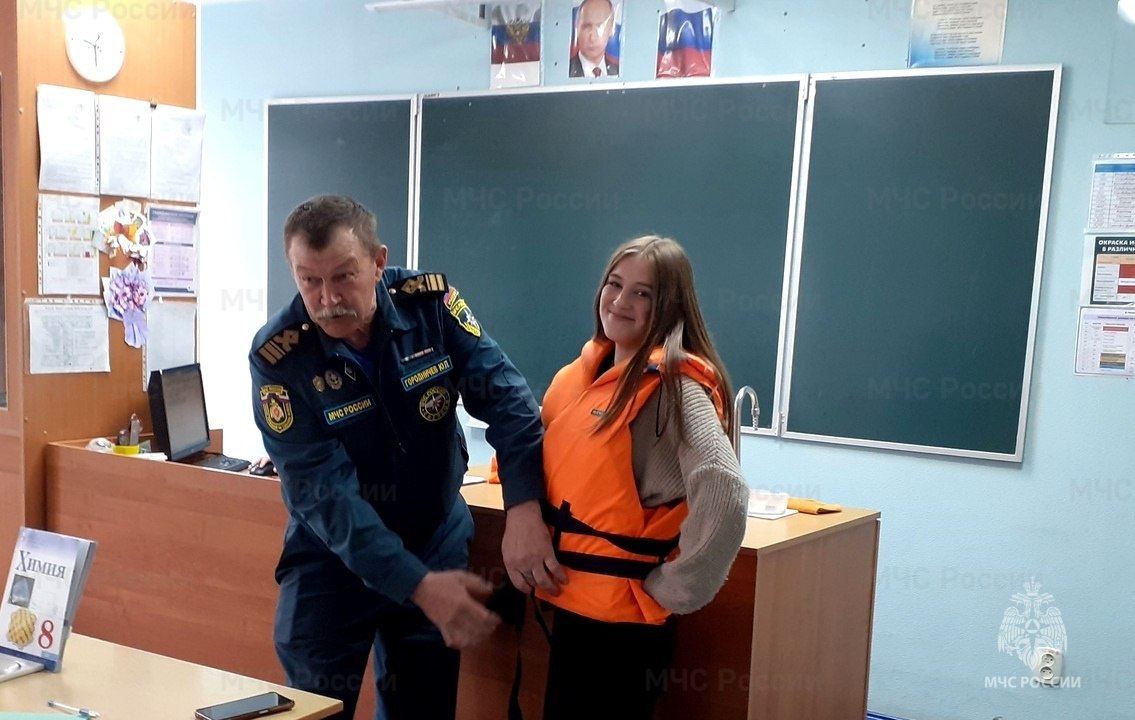 Новомосковские школьники подготовились к предстоящему купальному сезону вместе с сотрудником ГИМС О мерах безопасности во время отдыха у водоемов узнали школьники Новомосковска Тульской области. Инспектор ГИМС МЧС России Юрий Городничев провел с подрастающим поколением открытые уроки, где учащиеся узнали, как правильно надевать спасательный жилет, бросать конец «Александрова», а также о другом инвентаре, необходимом при спасении тонущего человека. Во время беседы с подрастающим поколением об опасности водной стихии, сотрудник ГИМС рассматривал в качестве примера реальные случаи из практики и приводил важные цифры статистики. Самым зрелищным моментом уроков безопасности стали практические демонстрации специалиста чрезвычайного ведомства приемов спасения утопающего, использования спасательного круга а также оказания первой помощи после извлечения пострадавшего человека из воды. МЧС Тульской области подписаться