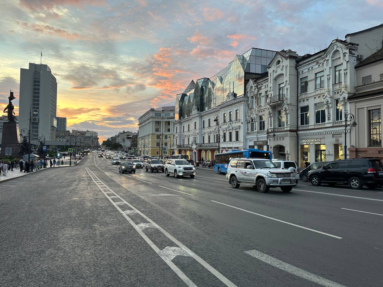 В Приморье мигрантам запретят управлять автобусами и такси, работать курьерами и в сфере образования   Приморские власти намерены со следующего года ввести запрет на привлечение бизнесом иностранных граждан, осуществляющих трудовую деятельность на основании патентов.  Соответствующее постановление уже подготовлено департаментом по координации правоохранительной деятельности, исполнения административного законодательства и обеспечения деятельности мировых судей Приморского края.  Запрет коснется десятков сфер предпринимательской деятельности. Всего в списке 41 вид экономической деятельности, большинство касается перевозок пассажиров. Так, мигрантов не пустят за руль автобусов, трамваев и троллейбусов в городском сообщении.  Под запретом для иностранных граждан окажется и деятельность легкового такси и арендованных легковых автомобилей с водителем. Крест власти для мигрантов поставят на деятельности морского грузового транспорта, водного пассажирского и грузового транспорта, деятельности по складированию и хранению.     Среди прочего можно выделить курьерскую деятельность, деятельность по обеспечению общественного порядка и безопасности, образование, деятельность по уходу с обеспечением проживания, предоставление социальных услуг без обеспечения проживания.  Источник: KONKURENT