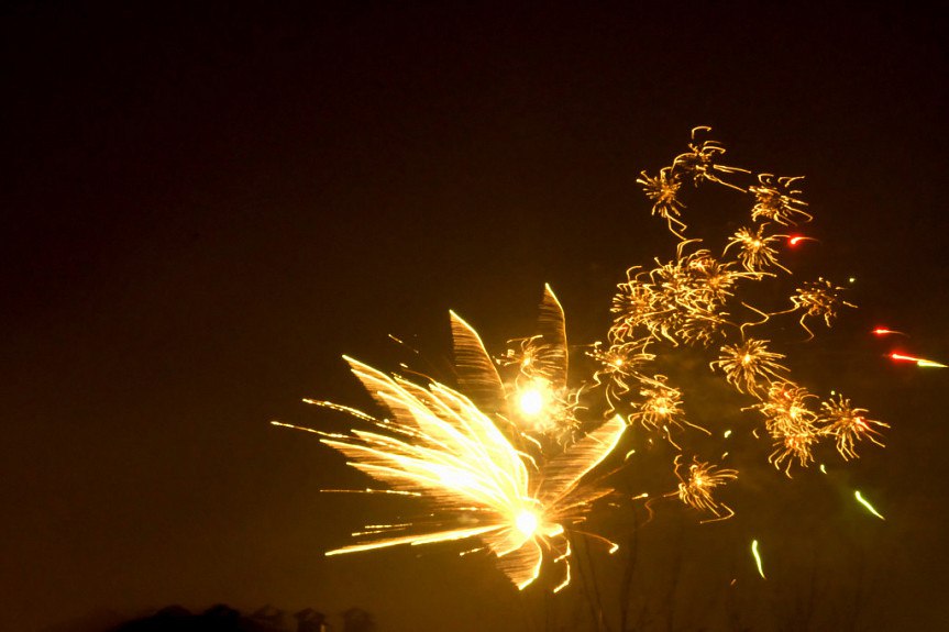 Двое грабителей магазина пиротехники были пойманы охраной Двое жителей поселка Ясногорска Оловяннинского района Забайкальского края настолько захотели отметить новогодние праздники с огоньком что пошли на разбойное нападение на продавца магазина пиротехники Преступление произошло 2 января угрожая пневматическим пистолетом они похитили фейерверк стоимостью почти 4000 рублей Об этом 3 января сообщается Чита ру со ссылкой на пресс службу УМВД Забайкалья Бурятия Подробнее в Номер один Сообщить нам свою новость можно по кнопке Письмо в редакцию