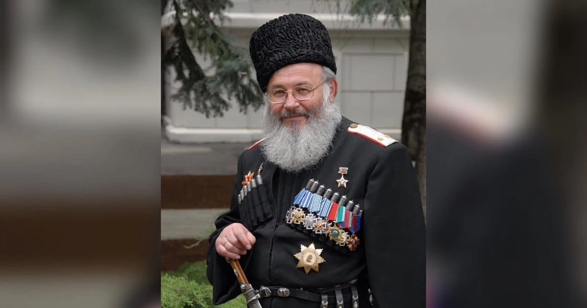 Экс-атаман Кубани Громов назвал посвящение певца Жукова в казаки посмешищем Одним из авторитетных лидеров казачества России негативно воспринята недавняя церемония посвящения лидера музыкальной группы «Руки вверх» Сергея Жукова в кубанские казаки. По словам Владимира Громова, занимавшего должность атамана Кубанского казачьего войска, подобные акты воспринимаются как абсурдные и унижающие традиционные ценности. Владимир Громов напомнил, что, когда возглавлял войсковую структуру, обращений о включении известных деятелей в состав сообщества не поступало. Даже государственные деятели получали статус почётных членов лишь после тщательного согласования. Громов указал, что современное поколение казаков пренебрегает такими нормами, делая формальность простого облачения в традиционную одежду поводом для провозглашения статуса казака. из личного архива Владимира Громова Написать в редакцию/заказать рекламу: Подписаться на «Утренний Юг»