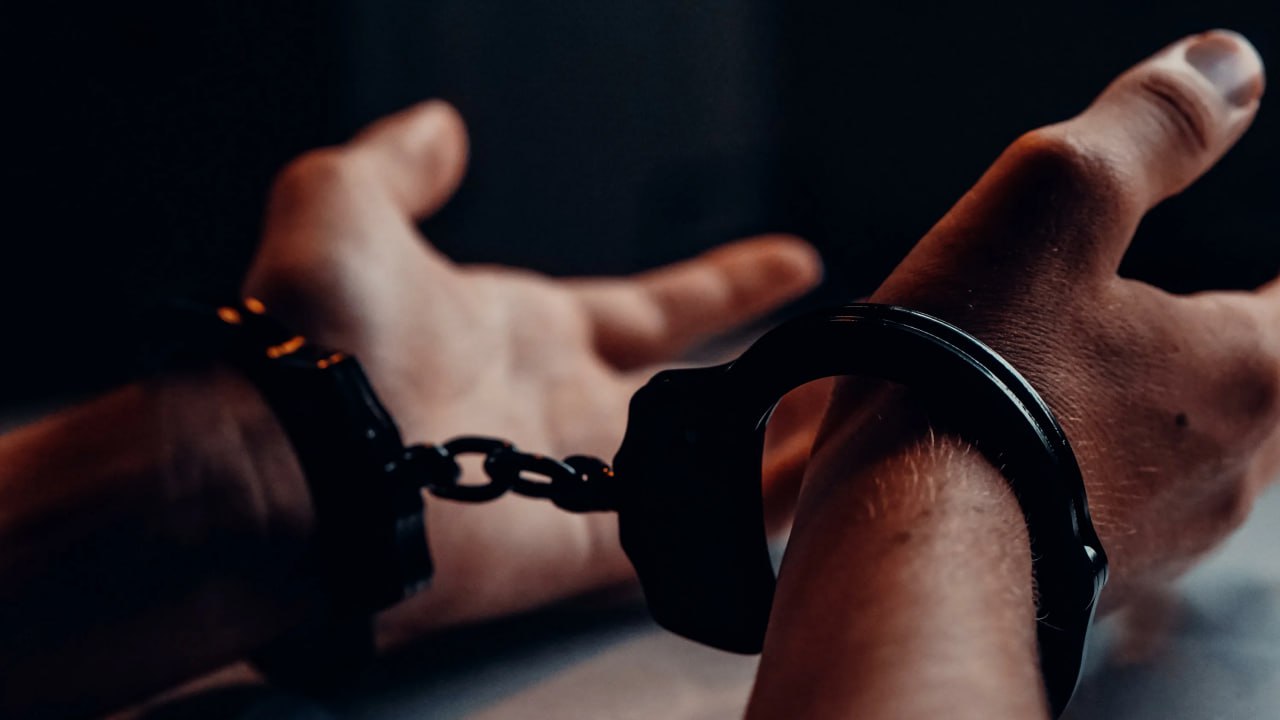 В Кишинёве задержан 26 летний мужчина подозреваемый в торговле влиянием По данным прокуратуры он потребовал от знакомого 4500 свыше 85 тысяч леев за содействие в получении водительских прав категории B для его супруги Он заявил что якобы может повлиять на сотрудников Агентства государственных услуг чтобы помочь в выдаче прав Подозреваемого задержали с поличным возле Кафедрального собора когда он получал первую часть суммы 3000 более 55 тысяч леев Подпишись на Moldova Liberă
