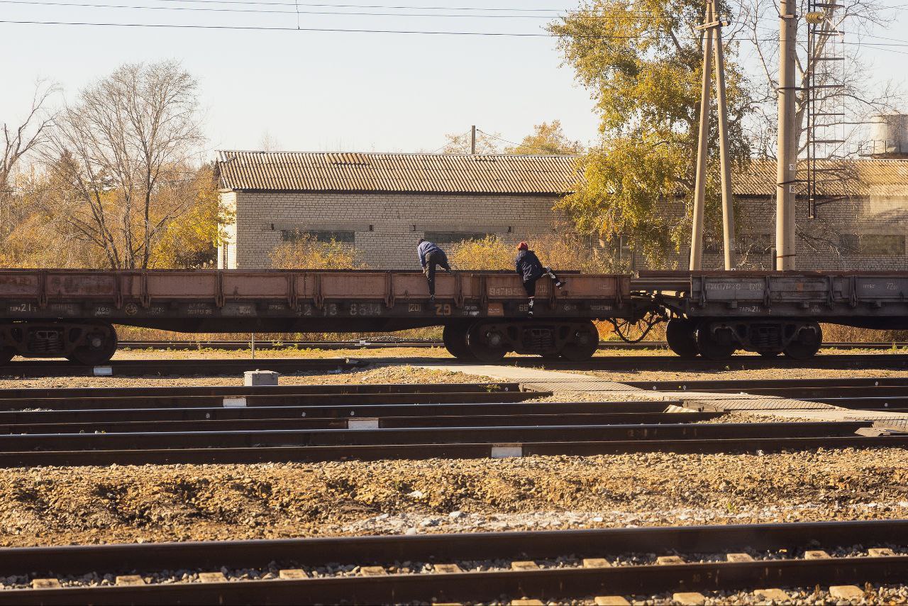 Беспечность ценою в жизнь За девять месяцев 2025 года на полигоне ЗабЖД зарегистрировано 1  6   случаев непроизводственного травматизма меньше на 38 в сравнении с аналогичным периодом прошлого года И всё же статистика неумолима 1  1   случаев со смертельным исходом 1  4   наездов подвижного состава на нарушителей правил 2   травмы в результате контакта с электрооборудованием Также снизилось количество пострадавших детей Но это не повод пренебрегать правилами Сотрудники ЗабЖД и транспортной полиции продолжают профилактическую работу и провели почти 1  7  0  0   лекций и бесед в первую очередь с несовершеннолетними