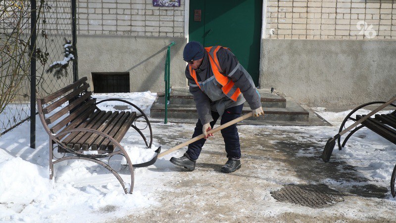 На Ставрополье не хватает дворников, продавцов и врачей  В первую пятёрку самых дефицитных профессий попадают дворники, администраторы магазинов, продавцы, врачи и товароведы. Наибольший дефицит ощущается в сферах розничной торговли, автомобильного бизнеса и продаж, где на каждую вакансию приходится менее двух резюме, сообщили в пресс-службе hh.ru.  Среди самых востребованных профессий в регионе и в России — специалисты по продажам, а также рабочий и линейный персонал, включая водителей, курьеров, кладовщиков и операторов кол-центров. Эти сферы составляют около 60% всех вакансий в стране и требуют массового найма.