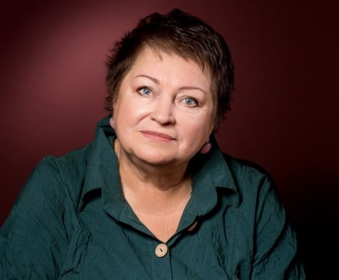 Юбилей директора областного театра драмы Натальи Никоноровой совпал с ульяновскими гастролями театра им Евгения Вахтангова сегодня вечером на сцену поднимется Нонна Гришаева которая в образе Людмилы Гурченко будет петь танцевать грустить и смеяться Последний раз большое деньрожденское интервью нашему порталу хозяйка ульяновской драмы давала три года назад признавшись Традиционно я всегда прячусь в этот день не люблю привлекать внимание Коллеги и поклонники ульяновского театра в числе которых и редакция 73online поздравляют Наталью Александровну Никонорову с днем рождения Подписывайтесь 73online Присылайте новости Мы в MAX