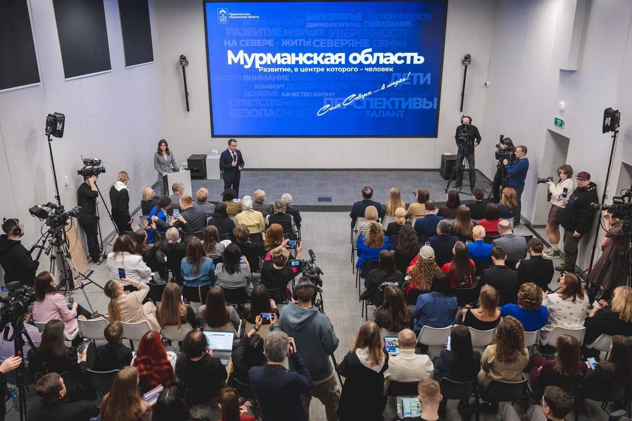 Андрей Чибис обозначил приоритеты на 2026 год развитие в центре которого человек Сейчас в Мурманске проходит ежегодная пресс конференция губернатора Андрея Чибиса Перед началом общения с журналистами глава региона озвучил приоритетные направления развития региона на 2026 год Комплексный проект развития Арктики и Трансарктического транспортного коридора остается ключевой задачей в повестке и будет ориентирован на северян Это новые рабочие места и возможности Мастер планы опорных населённых пунктов Арктики это комфортная среда для людей Из проектов они переходят в практическую реализацию Поддержка семей и усиление демографии фокус на конкретных мерах чтобы северяне выбирали жизнь на Севере для себя и своих детей чувствовали уверенность в завтрашнем дне Продолжится создание возможностей для детей и молодёжи Арктики чтобы талант и энергия северян работали на регион Постоянная и понятная поддержка защитников СВО и их близких ведется в регионе с первых дней специальной военной операции и остается в приоритете При реализации проектов особенно важно оценивать как они отразятся на северянах как люди ощутят эти перемены на себе Приоритет развитие региона несмотря на вызовы и сложности мы ориентируемся на повышение качества жизни Говоря об экономике и это особенно актуально в свете стратегической роли нашего региона в развитии Арктической зоны Российской Федерации необходимо чтобы экономический рост был заметен и понятен людям подчеркнул Андрей Чибис