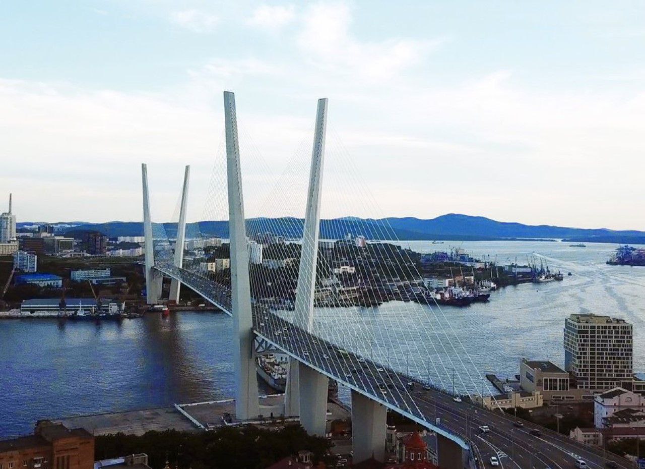 В Приморье перераспределили 2 6 млрд рублей краевого бюджета Депутаты Заксобрания утвердили изменения в расходной части бюджета на 2025 год Финансирование перенесено с отстающих проектов на объекты в активной стадии реализации Средства сокращены по пяти направлениям Реконструкция Матросского клуба во Владивостоке потеряла 676 млн рублей после расторжения контракта через суд Также уменьшено финансирование строительства школы на ул Русской 243 млн рублей из за неготовности документации ФОКа с бассейном в Большом Камне 190 млн и стрелкового центра Восток 32 млн Дополнительные средства направлены на семь проектов Среди них горнолыжный курорт в Арсеньеве 238 млн благоустройство территории филиала центра Россия 300 млн программа Дальневосточные дворы 150 млн и строительство научно технологического центра на о Русском 153 млн Сэкономленные 182 млн рублей пополнят резервный фонд правительства Приморья Подробнее   t me zsprimorye   vk com zsprimorye   ok ru group 53500403712140 Deitaru