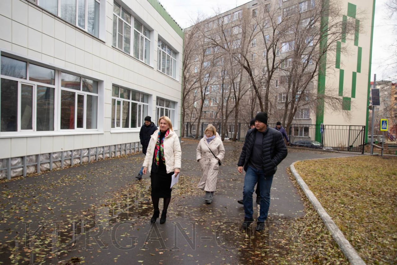 Антон Науменко проверил ход ремонтных работ в курганских школах.    В Кургане представители городской администрации проконтролировали ход работ по благоустройству и ремонту социальных объектов, сообщает пресс-служба администрации города.  Временно исполняющий полномочия главы города Кургана Антон Науменко побывал в школах № 5, 56, 22, 32, 44 и 53.    В школе № 5 уже обновили фасад, канализационную систему и кровлю, отремонтировали центральную входную группу. Подрядчик устанавливает межкомнатные двери и ремонтирует электрику. Готова кровля и в школе № 56. Сейчас строители заняты отделкой стен, ремонтом гардеробов и заменой электрики.    Ремонтные работы в гимназии № 32 выполнены на 90%. В школе монтируется подвесной потолок, красят стены и устанавливают двери на четвертом этаже. В школе № 44 в этом году ремонтируют учебные мастерские, а в школе № 53 подрядчик работает над спортивными площадками.    – У нас будут новые баскетбольная и волейбольная площадки. В данный момент частично готова беговая дорожка, сделана прыжковая яма и дорожка для разбега. Также заказано оборудование для полосы препятствий, которое также будет установлено здесь, – рассказывает директор школы № 53 Наталья Макарова.  Большинство работ рассчитаны на два года.