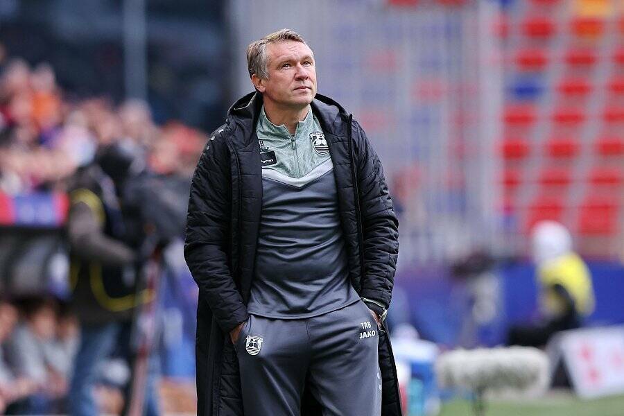 Григорян назвал Талалаева лучшим тренером октября в РПЛ Российский тренер Александр Григорян рассказал почему считает Андрея Талалаева из Балтики лучшим тренером РПЛ в октябре 2025 года Что удалось сделать разрушить игру всех соперников с которыми он встречался в том числе топовых Нет лица у наших топ команд когда они встречаются с Балтикой Ты хочешь подойти к зеркалу и посмотреть на своё отражение а отражения нет там пустота цитирует Григоряна официальный сайт РПЛ Читать полностью