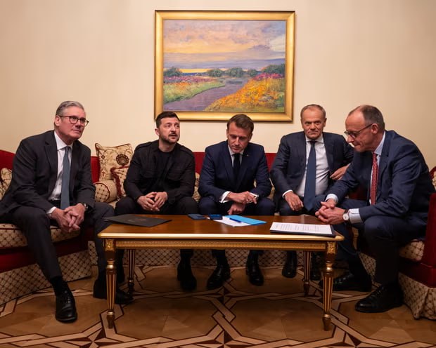 Reuters: Германия: У России остались часы, чтобы принять предложение о перемирии, иначе последуют санкции. Европейские страны начнут подготовку нового пакета санкций против России, если Кремль не начнёт соблюдать 30-дневное перемирие в войне с Украиной до конца понедельника. Об этом заявило правительство Германии. Несмотря на предложения о прекращении огня, исходившие от Европы и Киева, украинские военные в понедельник сообщили о десятках атак со стороны России вдоль линии фронта на востоке страны, а также о ночной атаке с применением более 100 беспилотников. «Время идёт», — заявил официальный представитель правительства Германии на пресс-конференции в Берлине. «До конца дня осталось 12 часов. Если к этому времени перемирие не вступит в силу, европейская сторона начнёт подготовку к введению санкций», — добавил он. Пока неясно, насколько эффективными окажутся новые европейские санкции против России — особенно в том случае, если США не поддержат эти меры. #Россия #ЕС #Германия #Украина Подписаться Сайт Х