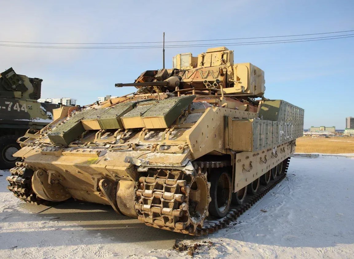 Школьник погиб забравшись в выставочный танк в Якутске В Якутске произошло трагическое происшествие на территории музейно выставочного комплекса Россия моя история 16 летний подросток погиб проникнув внутрь танка установленного на площадке в качестве памятника По предварительной информации ученик 9 го класса одной из школ города попал в боевое отделение машины через нижний люк в днище Находясь внутри он по данным следствия случайно привёл в действие механизм аварийного отпускания ствола орудия В результате подросток получил черепно мозговую травму несовместимую с жизнью Несмотря на оперативный выезд на место спасателей и бригады скорой помощи спасти юношу не удалось к прибытию медиков он уже скончался на месте происшествия В настоящее время на территории музея работают следователи которые устанавливают все обстоятельства случившегося Проводится доследственная проверка Фото Саргын Скрябин ЯСИА yk24 ru в MAX Telegram ВК VK Видео