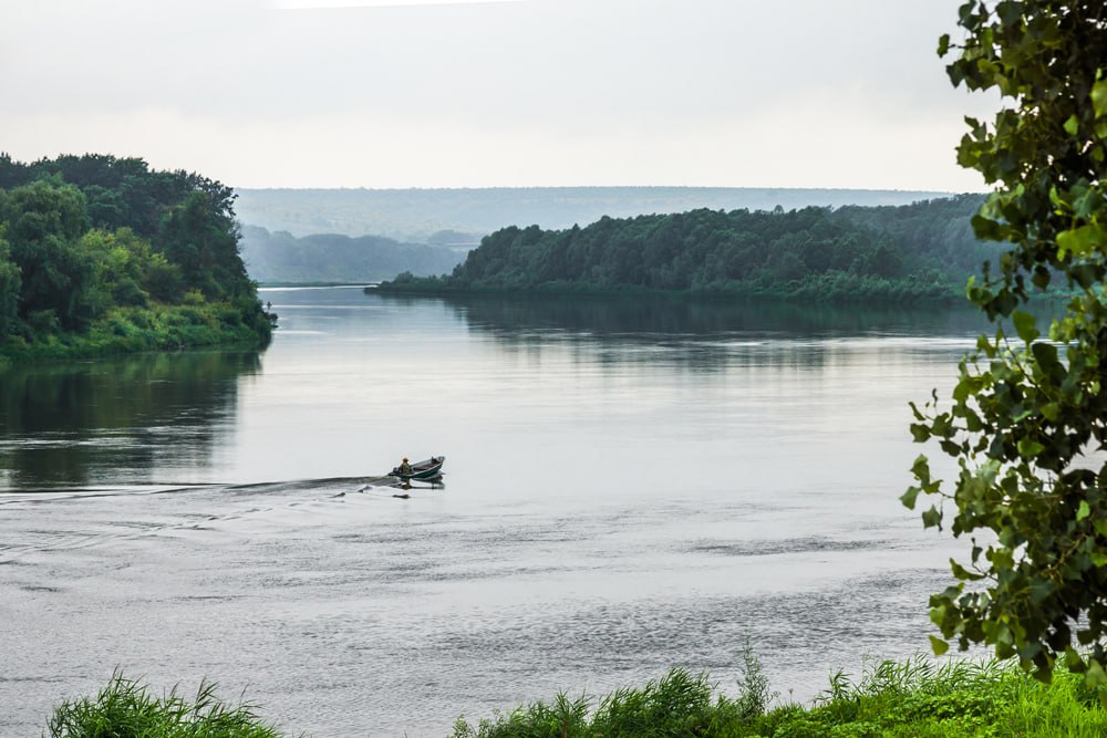Усилен мобильный интернет в местах где жил Нобелевский лауреат Михаил Шолохов В станице Вешенской и хуторе Кружилинский обновлена телеком инфраструктура Об этом сообщили в МТС Эти населенные пункты знаковые локации для ценителей литературы именно там родился и жил советский писателей Михаил Шолохов Специалисты МТС провели модернизацию сети в двух населенных пунктах ускорив скорость интернета и качество голосовой связи на 20 Новые мощности улучшили связь в части станицы где располагается междугородная автостанция Вешенская спортивный комплекс и санаторий Мы расширяем покрытие сети МТС в Ростовской области строим новые базовые станции и модернизируем существующие Вешенская и Кружилинский уникальные для региона места которые с развитием внутреннего туризма привлекают все больше гостей А наличие устойчивого мобильного интернета и голосовой связи важный элемент для комфортного путешествия и жизни Поэтому нами было принято решение прокачать 4G в этих местах чтобы путешественники могли быстро ориентироваться в новой локации а местные жители имели устойчивый мобильный интернет который часто является альтернативой домашнему в сельской местности отметил директор МТС в Ростовской области Игорь Марьясов Южная служба новостей