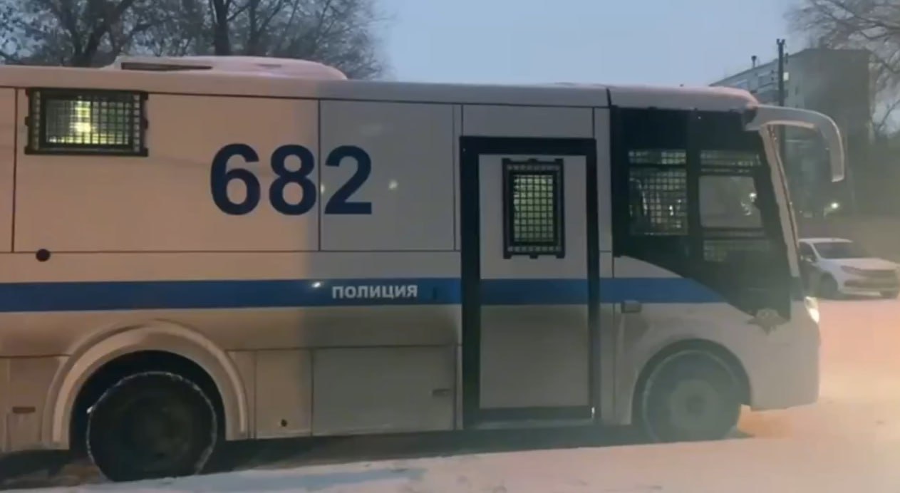 Челябинская полиция снова нагрянула в места концентрации мигрантов Проверки в рамках мероприятия Нелегальный мигрант прошли в Тракторозаводском районе в местах где массово живут и работают иностранцы В отдел доставили 16 человек Оказалось что один из них в России находится незаконно Принято решение о выдворении из страны иностранного гражданина 1987 года рождения сообщила полиция С начала этого года в Челябинской области уже возбуждено более 100 уголовных дел в сфере миграции Подписаться на канал ЕАН Челябинск