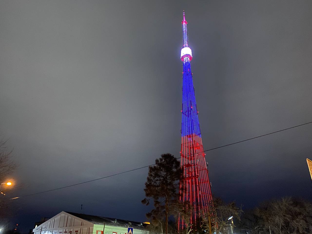 Новосибирская телебашня засияет в честь Дня города Телеканал ОТС совместно с РТРС поздравят жителей мегаполиса с помощью красочных рисунков на фасаде телебашни. Там появится надпись «С днём города, Новосибирск». Также можно будет увидеть знаковое число 132 — именно столько лет исполняется Новосибирску. На экранах покажут салют и достопримечательности города. Яркая подсветка порадует горожан 29 июня. Она включится в 22:00 и будет работать до 23:00. Фото: Екатерина Шамина / Горсайт Прислать новость