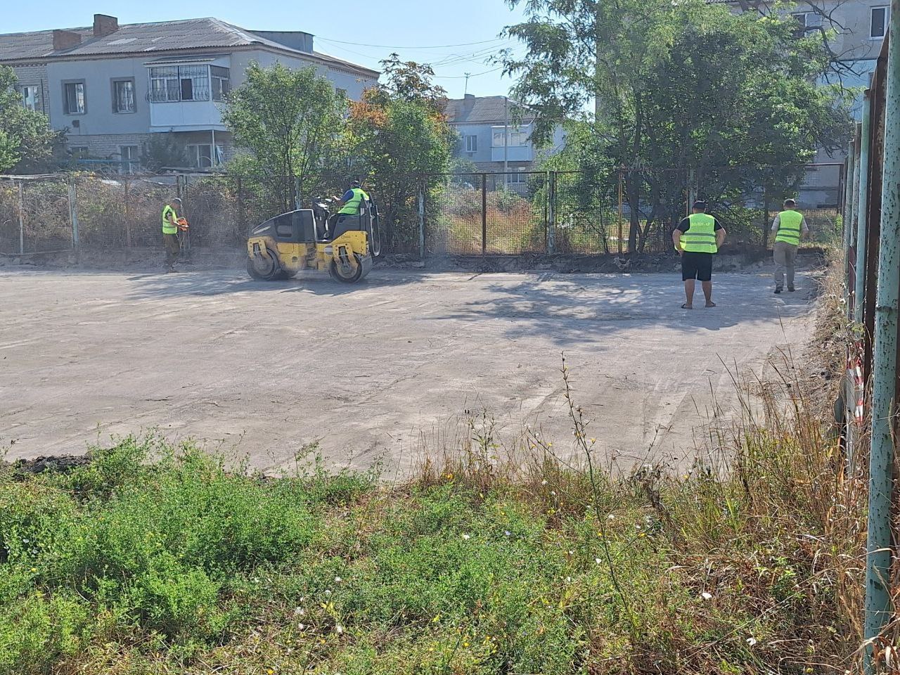 В Геническе появится ещё одна универсальная спортивная площадка — в микрорайоне, на улице Курасова  Сейчас там идёт капитальный ремонт — площадку полностью обновят. Старое покрытие сняли, территорию выровняли, сейчас идёт трамбовка основания. Материалы уже на месте. Ход ремонта контролирует депутат Херсонской областной Думы Энвер Абдураимов: на днях он обсудил с подрядчиком, как будут подключать освещение и как сохранить новое покрытие в чистоте до завершения работ.    Параллельно думаем на перспективу: подъезды, парковка, озеленение, всё должно быть как положено. Хотим, чтобы это было не просто место для спорта, а точка притяжения для всего города.