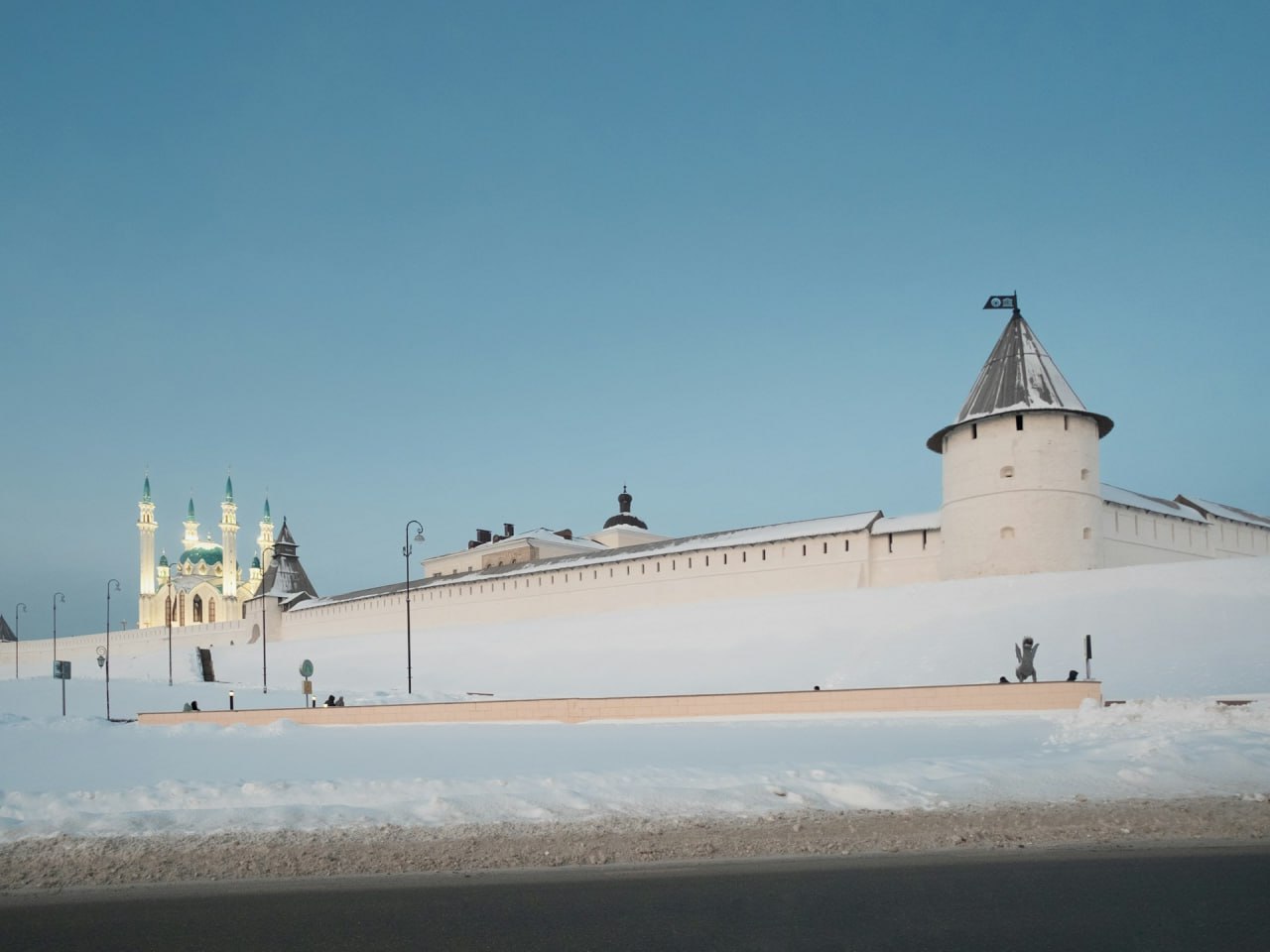 Цены на новогодние туры в Казань выросли на 20% относительно прошлогодних. Так, стоимость поездки на четыре дня с захватом Нового года начинается от 32 250 рублей на одного человека, рассказали участники рынка.  Несмотря на подорожание, спрос на направлении не уменьшился, а отдельные игроки сообщают и о росте продаж — на те же 20%. Дефицита мест в отелях и экскурсионных заездах на предстоящие каникулы пока нет. Подробнее — в материале Profi.Travel.    #казань #новыйгод #экскурсии #отели #татарстан