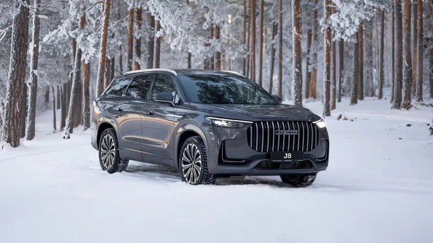 Сборку самого большого кроссовера Jaecoo наладят под Петербургом По данным Китайских автомобилей кроссовер J8 сейчас сертифицируют под новым названием Jeland VT8 Локализуют производство на бывшем заводе General Motors в Шушарах Согласно сертификационным данным технические характеристики не изменятся модель по прежнему будут предлагать с 2 0 литровым ДВС на 249 сил в сочетании с 7 ступенчатым роботом и полным приводом Помимо флагманского J8 на конвейер предприятия встанет и более компактный Jaecoo J7 как Jeland VT7 Журнал Авто ру online