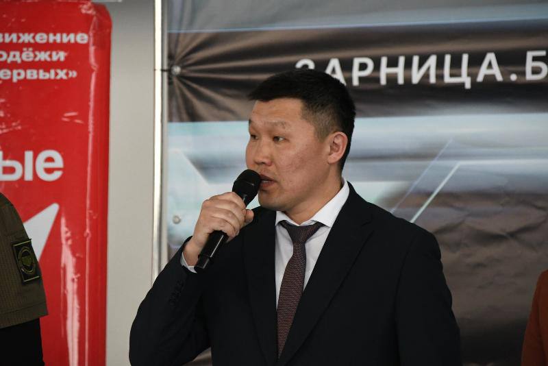 Главу Еравны и его экс-зама обвиняют в превышении полномочий  Следователи проверяют главу Еравнинского района Чингиса Цыренжапова и его бывшего первого заместителя Зоригто Доржиева. Причиной расследования стала скандальная школа в селе Сосново-Озерское.  В 2022 году в рамках федерального проекта было запланировано строительство школы на 450 мест. Для выбора подрядчика был проведен электронный аукцион. В нем участвовал руководитель коммерческой организации, который представил фиктивные документы о якобы существующем опыте строительства подобных объектов. Его заявка была отклонена, и аукцион признан несостоявшимся.   Тогда предприниматель уговорил главу района заключить контракт напрямую с его фирмой. Руководитель района вступил в сговор со своим первым заместителем. Они дали поручение организовать заключение муниципального контракта без фактической проверки документов.  По их указанию также заключили допсоглашение, в соответствии с которым незаконно увеличен размер аванса по контракту. При этом оба понимали, что у организации отсутствует необходимый опыт и материально-техническая база для строительства школы. В результате их незаконных действий в период с апреля 2022 по август 2023 года на счета подрядчика перечислено более 470 млн рублей. В сентябре 2023 года контракт с ним расторгли в одностороннем порядке в связи с неисполнением обязательств по строительству объекта.   - В настоящее время в ходе проведенного предварительного расследования собрана достаточная доказательственная база, в связи с чем уголовное дело направлено прокурору для решения вопроса об утверждении обвинительного заключения и последующей передачи его в суд для рассмотрения по существу, - сообщает СУ СКР по Бурятии.  Ранее бывший зампред правительства Бурятии Евгений Луковников сообщал, что Сосново-Озерскую школу снесут до конца марта. В это же время власти обещают подготовить проектную документацию по восстановлению конструкций здания.