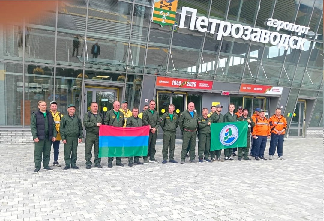 В Забайкалье не утихают лесные пожары - сегодня спецбортом на помощь вылетела еще одна группа карельских десантников-пожарных Ситуация в Забайкальском крае тревожная – огнём охвачено 360 тысяч гектаров леса. На борьбу со стихией привлечены порядка 1000 профессионалов, в том числе и специалисты нашего центра авиалесоохраны: в середине мая мы направили туда 50 наших бойцов, сегодня ещё 26. Несколько лет назад Карелия была в такой же ситуации, и справиться с бушующей стихией нам помогли другие регионы. Сегодня руку помощи протягиваем мы. В республике лесопожарная обстановка - на круглосуточном контроле специалистов. В подавляющем большинстве районов установлены низкие – первый и второй – классы пожарной опасности. Сообщить о лесном пожаре можно по круглосуточной прямой линии лесной охраны: +7 8142 55-55-80.