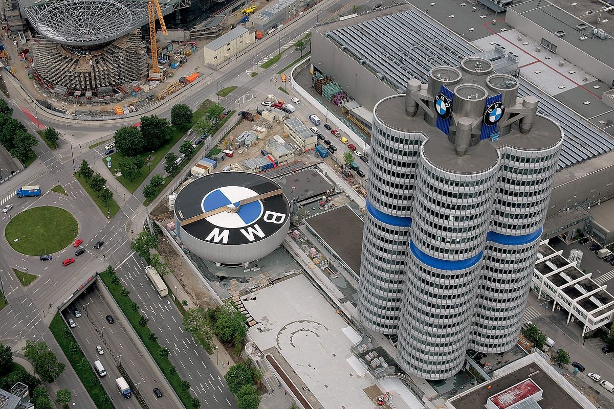 Мюнхенский автоконцерн BMW пополнил список германских автопроизводителей, которые отчитались о серьезных убытках в первом полугодии. Прибыль компании упала за шесть месяцев текущего года на 29% по сравнению с аналогичным периодом прошлого года, до 4 млрд евро, говорится в сообщении BMW. Концерн фиксирует снижение прибыли в первом полугодии уже третий год подряд. В то же время падение этого показателя у BMW не столь сильное, как у других автопроизводителей ФРГ - у Audi прибыль снизилась более чем на треть, у Mercedes-Benz - более чем в два раза. Объем продаж BMW упал на 8%, до 67,7 млрд евро.