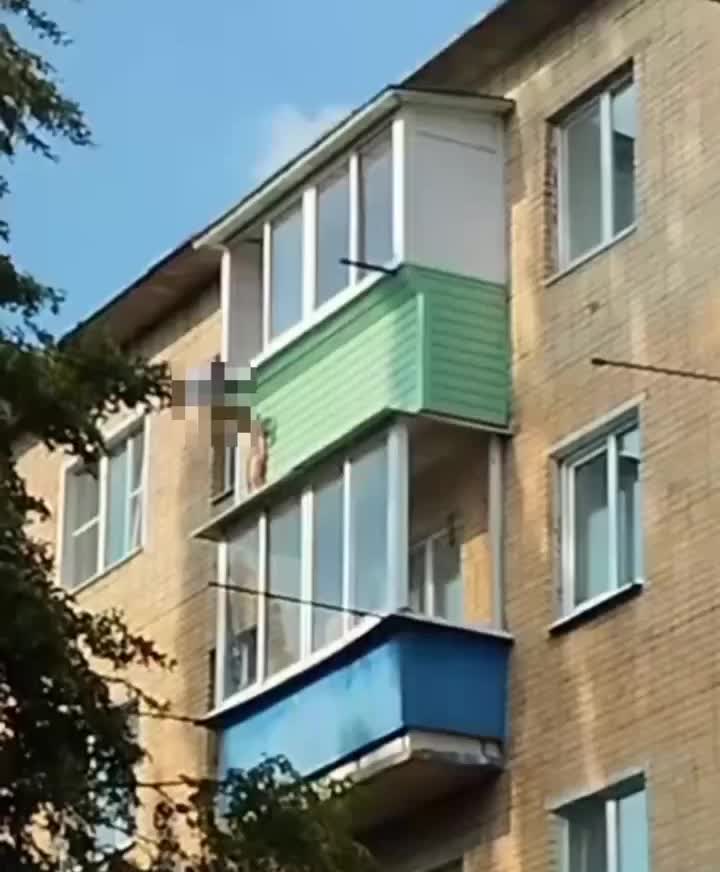 Спасатели вернули трехлетнего ребенка, застрявшего на карнизе пятого этажа, родителям в Серебряных Прудах