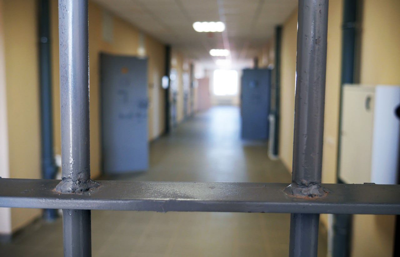 В Магнитогорске поймали закладчика наркотиков Как сообщает пресс-служба ГУ МВД России по Челябинской области, обвиняемый занимался фасовкой и распространением синтетических наркотиков через тайники-закладки на территории города. Мужчину задержали во время очередной закладки. В ходе обыска по месту жительства у него изъяли героин общей массой 74,35 грамма, метадон массой 21,80 граммов, весы и упаковочный материал. ПОДРОБНЕЕ URALPRESS.RU