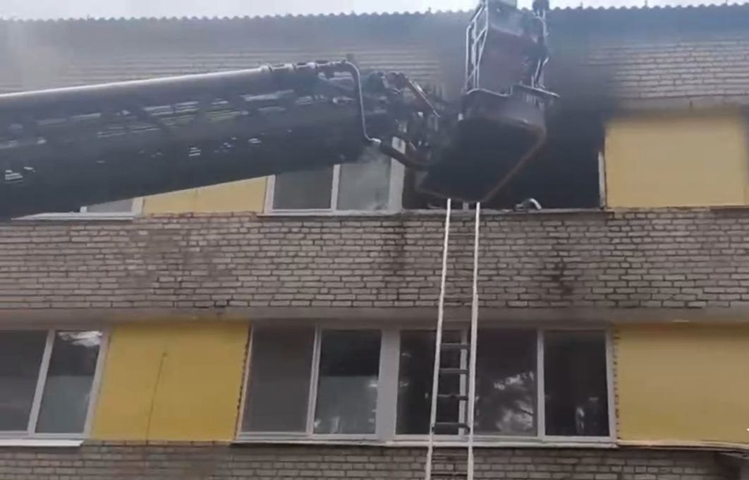 Возможная причина возгорания в лагере под Молодечно — спиральный электронагреватель, оставленный без присмотра в чашке Состояние троих пострадавших сотрудников удовлетворительное, они находятся под наблюдением врачей. Что касается детей, находившихся в оздоровительном лагере, некоторых из них забрали домой родители, часть отдыхающих отправили в оздоровительный лагерь, расположенный неподалеку. #Молодечно Подпишись — Минская правда MLYN.by