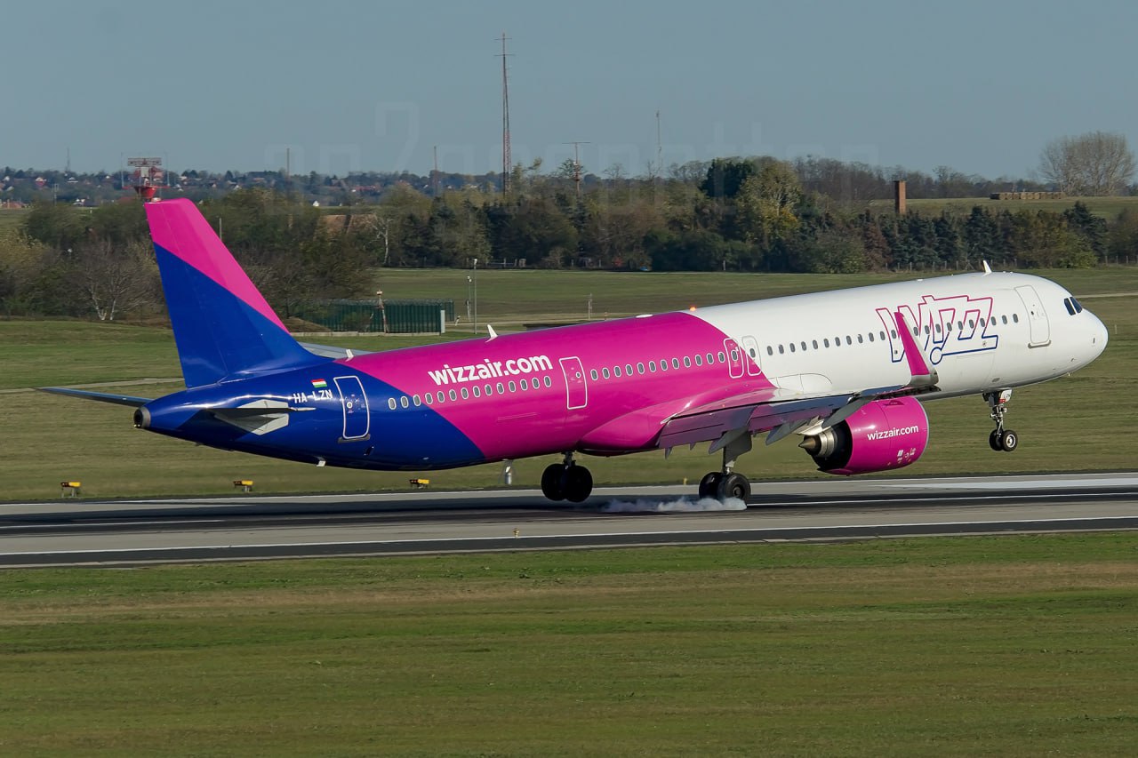 Wizz Air возобновит полеты из Кутаиси в Мадрид и Гамбург с апреля  Цены на билеты начинаются от 39,99 евро. Авиакомпания будет выполнять рейсы в Гамбург и Мадрид два раза в неделю, по вторникам и субботам, пишет Business Media Georgia со ссылкой на пресс-релиз Wizz Air.   Кроме того, авиакомпания увеличивает частоту полетов по четырем популярным маршрутам из Кутаиси —  в Прагу, Ларнаку, Афины и Салоники.  Аэропорт Кутаиси — международный хаб, из которого ежедневно отправляются десятки рейсов в Европу. Как добраться до аэропорта и сколько это стоит — в материале Paper Kartuli.  Фото: Wizz Air / Facebook       инстаграм   фейсбук Paper Kartuli