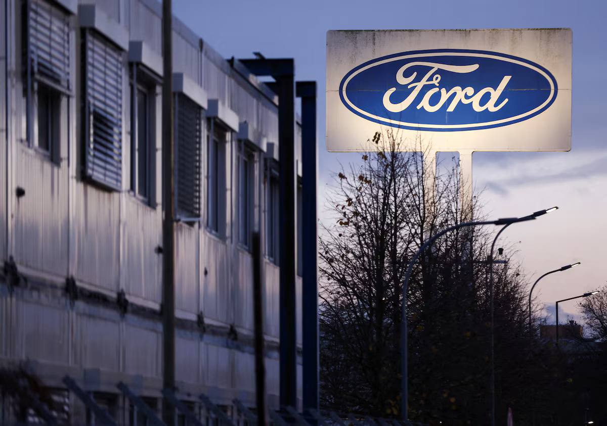 На заводе Ford в Кельне началась первая за 100 лет забастовка Причиной стали запланированные сокращения сотрудников. Из-за протеста завод полностью приостановил работу. Стачка продлится до 15 мая. В конце прошлого года Ford анонсировал сокращение 14% рабочих мест на своих предприятиях в Европе. Такое решение объяснили низким спросом на электромобили и недостаточной государственной поддержкой перехода на новые технологии. Из-за тарифов Дональда Трампа Ford отказался от своих прогнозов по прибыли на 2025 год. Из-за конкуренции со стороны Китая с финансовыми трудностями столкнулись автопроизводители по всему миру, включая Volkswagen, BMW и Nissan.