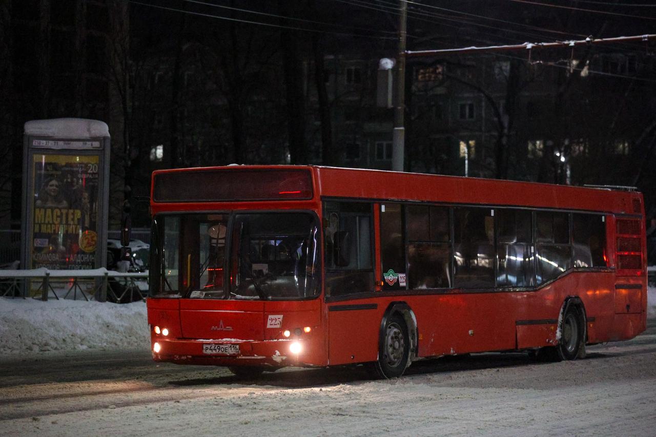 На работу не уехать казанцы жалуются на сокращение выпуска автобусов в ЖК Салават Купере Из за нехватки водителей автобусы 36 Вещевой рынок поликлиника Осиново и 62 Станция метро Яшьлек ЖК Салават Купере будут реже выходить на маршруты сообщили в городском комитете по транспорту Оба маршрута обслуживает МУП ПАТП 2 и согласно плану на линии должны работать 23 автобуса однако фактически транспорта ходит меньше Изменения в маршрутах вызвали шквал возмущений казанцев в соцсетях в комментариях пишут что вне зависимости от времени суток автобус в Осиново всегда приходится ждать очень долго Также люди рассказывают о частом выходе на обед водителей автобуса на маршруте 62 по словам одного из комментаторов в период с 8 30 до 14 00 три из приезжающих автобусов уходят на обед из за чего людям приходится ждать по два часа на остановке чтобы уехать на работу И так не запихнешься в эти маршруты Годами просили увеличить хотя бы на один маршрут В итоге сначала сократили длительность 62го а теперь и вовсе количество уменьшили Заселили столько домов как людям добираться на работу и учебу Когда это все начнет регулироваться пишет одна из жительниц Казани Казанцы кто ездит на этих маршрутах вы тоже отмечаете эти проблемы И какие ещё автобусы в Казани на ваш взгляд ходят редко KazanFirst в бот