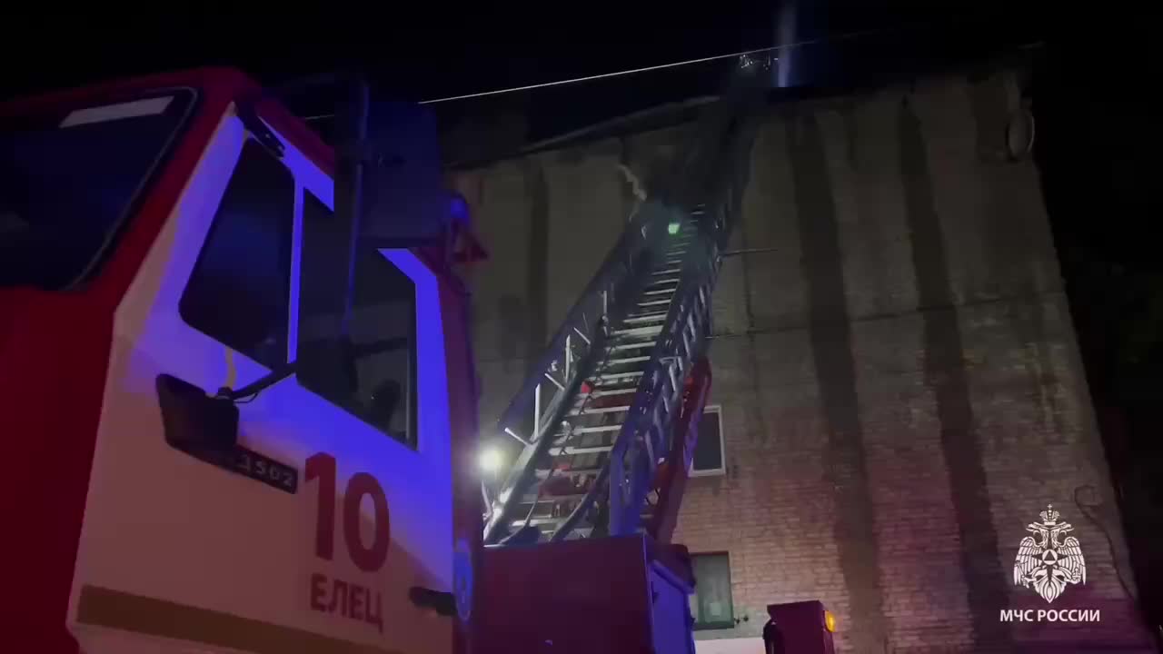 Пожар в Ельце: тушение кровли жилого дома завершено без пострадавших