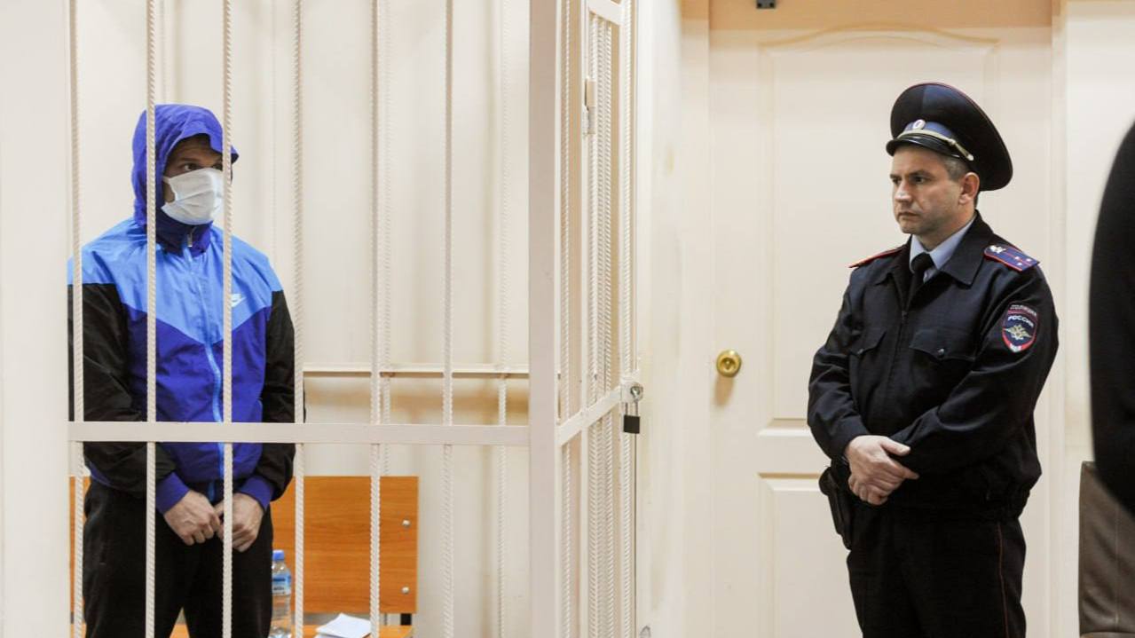 Замначальника челябинского Центра «Э» поймали с миллионами, теперь обвиняют в мошенничестве Фигурантом уголовного дела стал подполковник Александр Калитюк — его задержали после того, как из багажника его машины ФСБшники вытащили 3,5 миллиона рублей. Изначально речь шла о посредничестве во взятке, теперь — о мошенничестве в особо крупном размере. Суть дела не изменилась: силовику всё равно грозит до 10 лет колонии. Инцидент случился ещё в октябре. После передачи денег Калитюк заметил оперативников и попытался уйти от погони, устроив гонки по Челябинску. ФСБ пришлось стрелять по колёсам. Перестрелку на улице наблюдали десятки горожан.