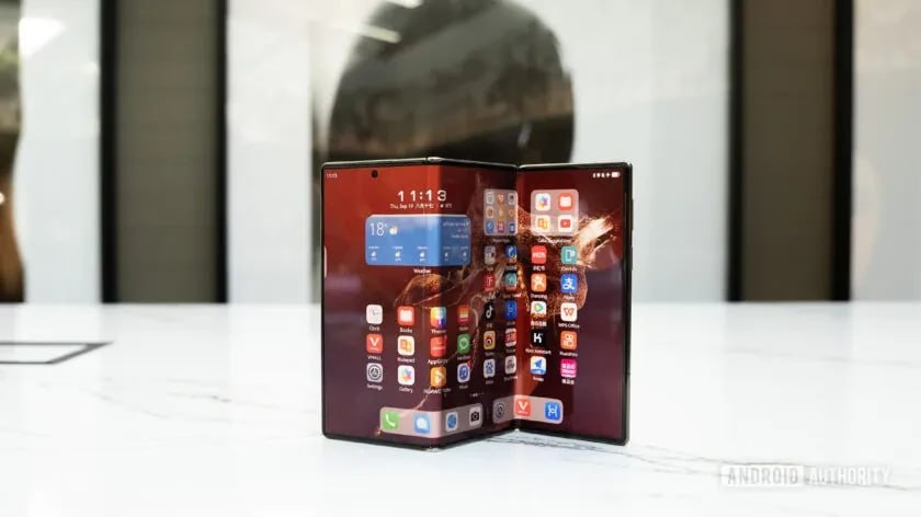 На прошлой неделе компания Huawei представила уникальный Mate XT — первый в мире складной телефон с тремя секциями и одним огромным гибким экраном. Старт продаж пока состоялся только в Китае, и компания не раскрыла подробности о международном запуске. Теперь стали известны подробности на этот счёт.  Как сообщил тематический ресурс AndroidAuthority с хорошей репутацией, они смогли получить подтверждение, что Mate XT выйдет на международный рынок в первом квартале 2025 года.  Цены пока неизвестны, но учитывая стартовую стоимость в Китае, будет неудивительно, если Huawei предложит Mate XT в Европе и США дороже 3 тысяч долларов. Также ожидается переход с платформы HarmonyOS на Android EMUI.